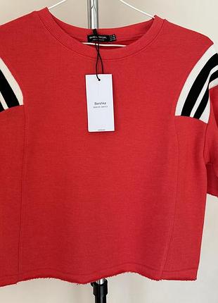 Новая красная укороченная футболка bershka с полосами (размер m)