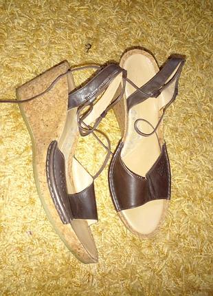 Босоножки кожаные на танкетке  clarks 41-42 размер