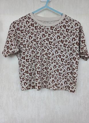 Укороченная футболка в анималистичный принт