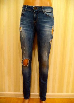 Фирменные рваные узкие джинсы с потертостями2 фото