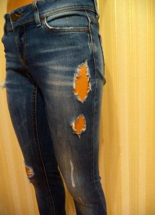 Фирменные рваные узкие джинсы с потертостями6 фото