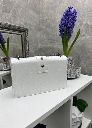 Белая стильная трендовая качественная сумочка кроссбоди на цепочке с крокодиловым принтом украины2 фото