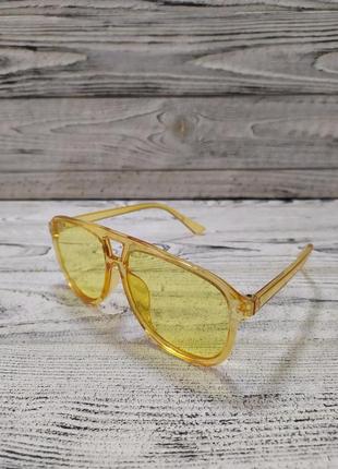 Женские солнцезащитные очки желтые, большие  в пластиковой оправе ( без брендовые )