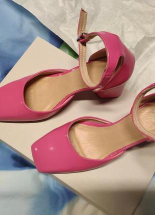 Розовые кожаные лаковые туфли босоножки с квадратным закрытым носом пяткой4 фото