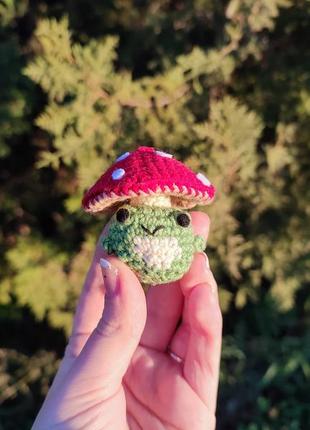 Іграшка амігурумі жабка гриб, жабка м'яка іграшка , хендмейд жаба, в'язана гачком