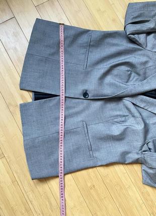 Стильный серый пиджак на одной пуговице8 фото