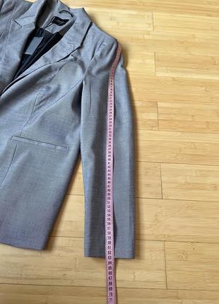 Стильный серый пиджак на одной пуговице9 фото