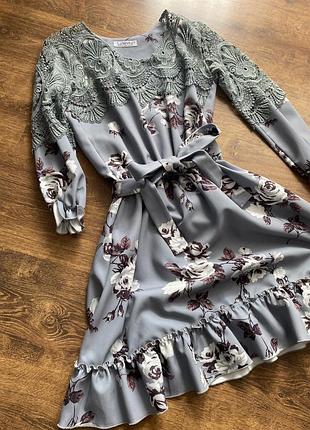 Неймовірно красива гіпюрова сукня у квітковий принт