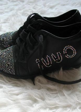 Черные туфли на танкетке