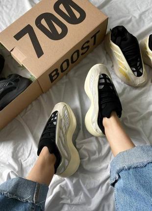 Кроссовки adidas yееzy 700