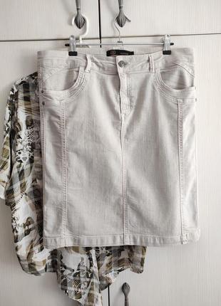 Изумительная джинсовая юбка в бежевом цвете