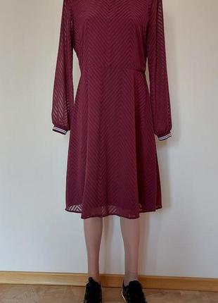Женственное платье из рельефной ткани 44-46 размера