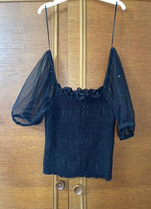 Топ с блеском и красивыми плечами