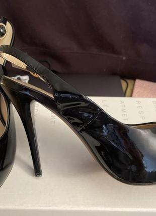 Кожаные босоножки