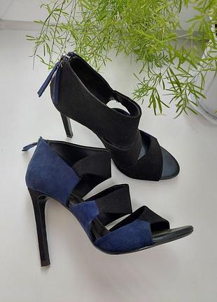 Босоніжки zara на шпильці.