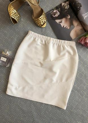 Актуальная белая мини юбочка от boohoo