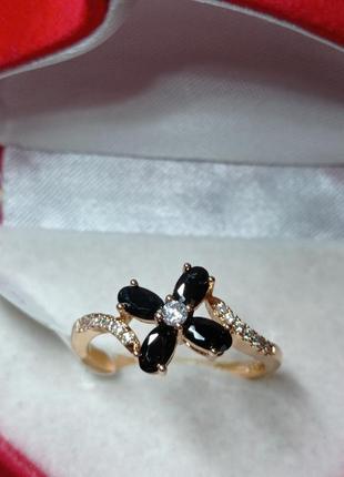 Красивая позолоченная кольца с черными фианитами и белыми цирконами 🖤🤍 размер 18.2 фото