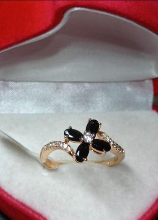 Красивая позолоченная кольца с черными фианитами и белыми цирконами 🖤🤍 размер 18.3 фото