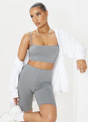 Топ на бретелях серый prettylittlething plt