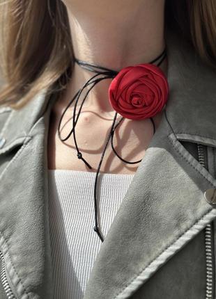 Тренд роза на шею атласный цветок на шнурке чокер роза шелковая красная1 фото