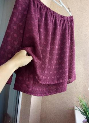 Красивая однотонная блуза на плечи из фактурной ткани цвета марсала3 фото