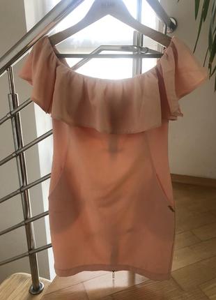 Платье с воланом на плечи