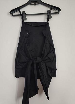 Чорний топ з бантом на спині