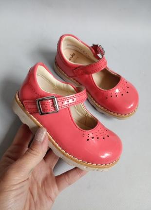 Кожаные лакированные туфельки clarks