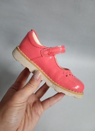 Кожаные лакированные туфельки clarks 7