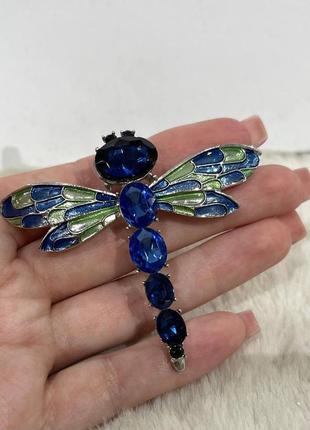 Яскрава велика брошка "непосидюча стрекоза з синіми кристалами" - оригінальний подарунок дівчині
