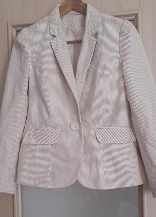 Стильний білий піджак у бежеву полоску