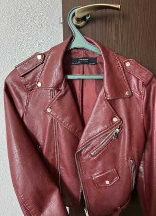 Шкіряна куртка укорочена вишневого кольору zara2 фото