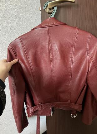 Шкіряна куртка укорочена вишневого кольору zara3 фото
