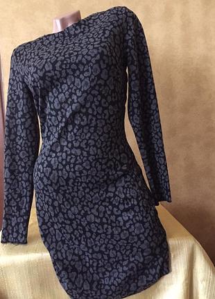 Дуже гарне плаття з рукавом