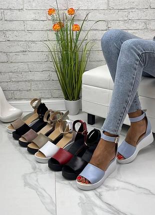 Босоніжки на платформі