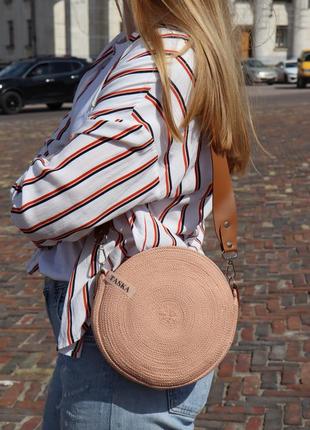 Круглая сумка сшита из шнура