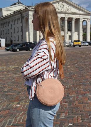 Круглая сумка сшита из шнура