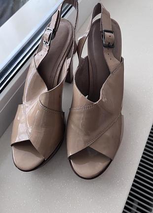 Лаковані босоніжки