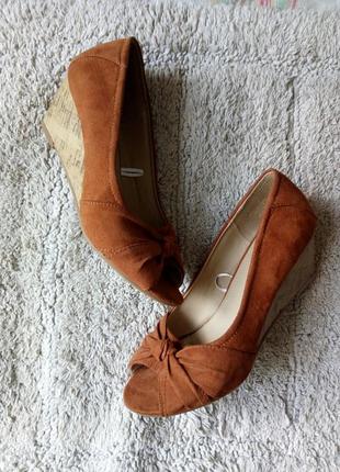 Нові коричневі теракотові замшеві туфлі танкетка пробка від peacocks