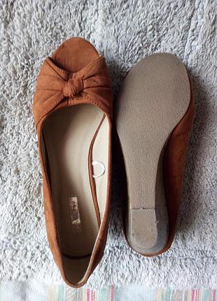 Нові коричневі теракотові замшеві туфлі танкетка пробка від peacocks