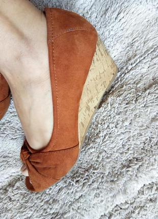 Нові коричневі теракотові замшеві туфлі танкетка пробка від peacocks