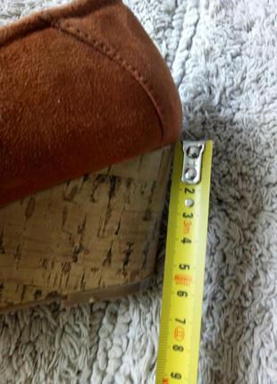 Нові коричневі теракотові замшеві туфлі танкетка пробка від peacocks