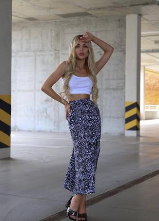 Красивая юбочка в принт с разрезом, длина миди.