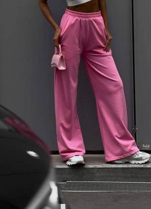 Спортивные женские штаны розовые однотонные свободного кроя на высокой посадке с карманами качественные стильные1 фото