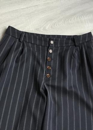 Трендовые стильные брюки в полоску с декоративными пуговицами8 фото