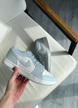 Кожаные кроссовки air jordan 1 low sky3 фото