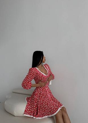 Платье кукольное красное шифоновое легкое повседневное мини короткое с пышной юбкой расклешенное с вырезом декольте в цветочный принт на выход8 фото