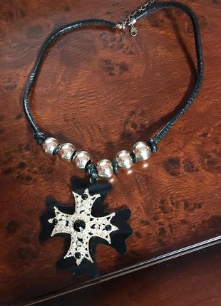 Ожерелье, колье, украшение на шею крест чёрный с камнями золото на кожаном ремешке