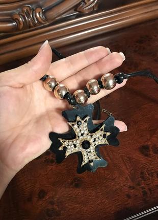 Ожерелье, колье, украшение на шею крест чёрный с камнями золото на кожаном ремешке2 фото