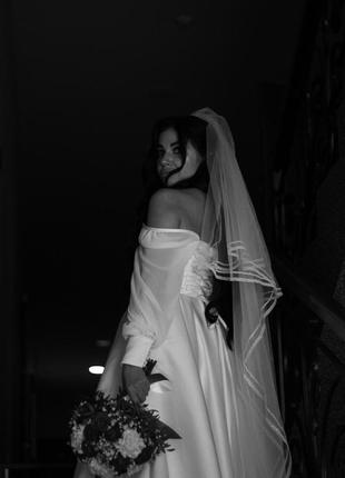 Свадебное платье с объемным рукавом,разрезом и корсетом7 фото